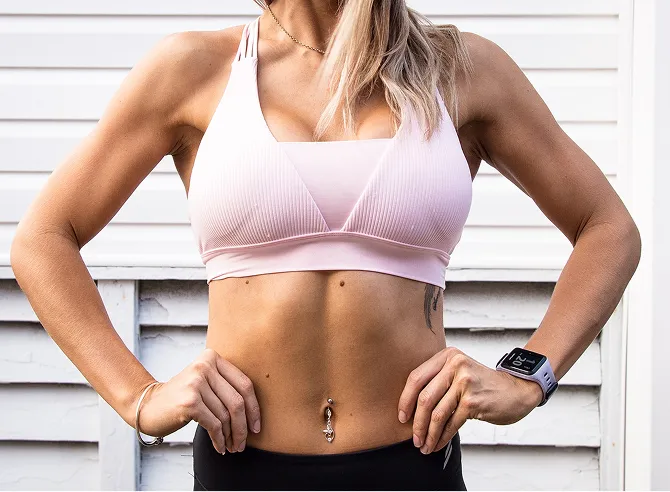 引き締まった腹筋のライン