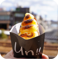 写真：U2と書いてある建物が写っています