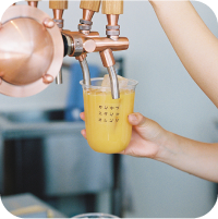 写真：海沿いのテラスににテーブルと椅子が並んでいます