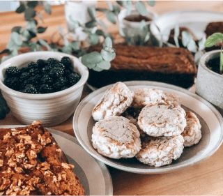 写真：お皿の上にクッキーや焼き菓子が乗っています