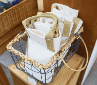 写真：カゴに入った白いトートバック