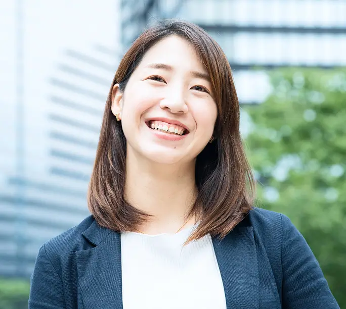 転職に成功し笑顔の若い女性