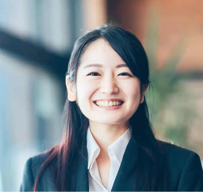 転職に成功し笑顔の若い女性